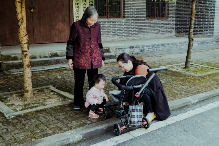 Три поколения: бабушка, дочь, внучка.А муж? а муж не нужен