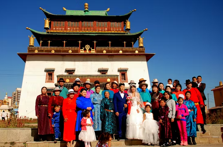 Большая китайская буддистская семья, но платье белое!