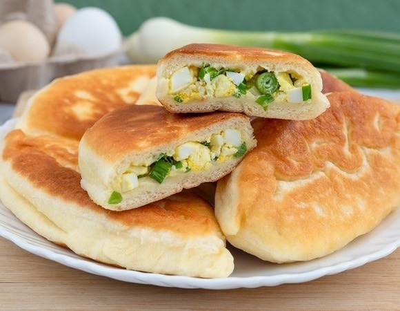 Как приготовить хрустящие пирожки с луком и яйцом — вечная классика на вашем столе