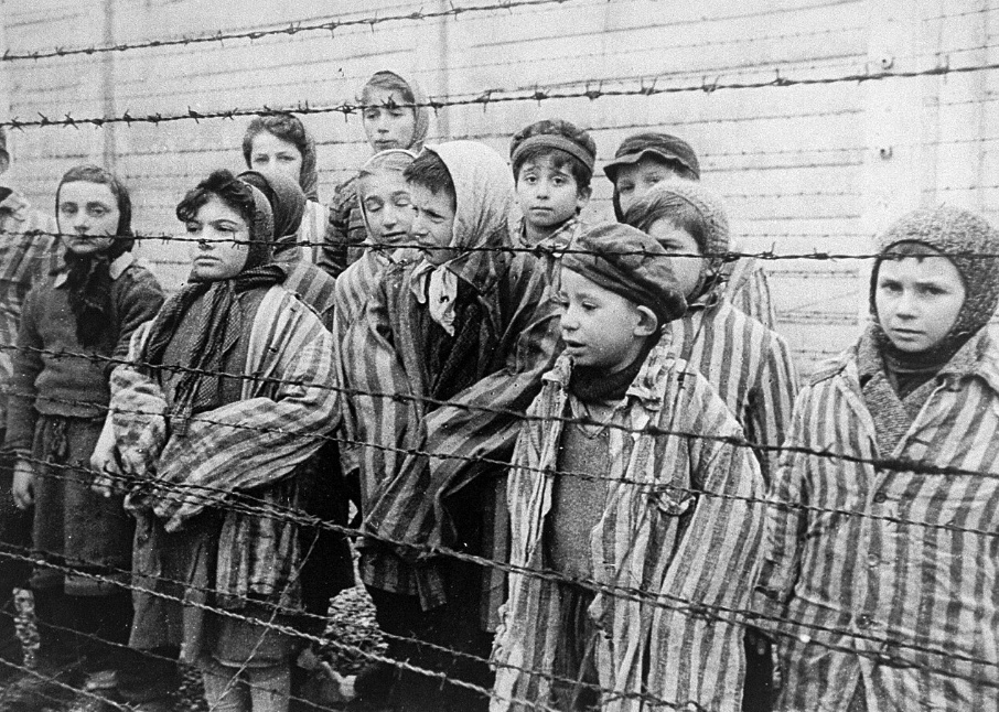 Дети, выжившие в Ос_вен_циме и освобождённые Красной армией в 1945 году. Шмуэля Гоголя среди них, правда, нет, поскольку в то время он уже был взрослым и находился среди других уз_ни_ков.