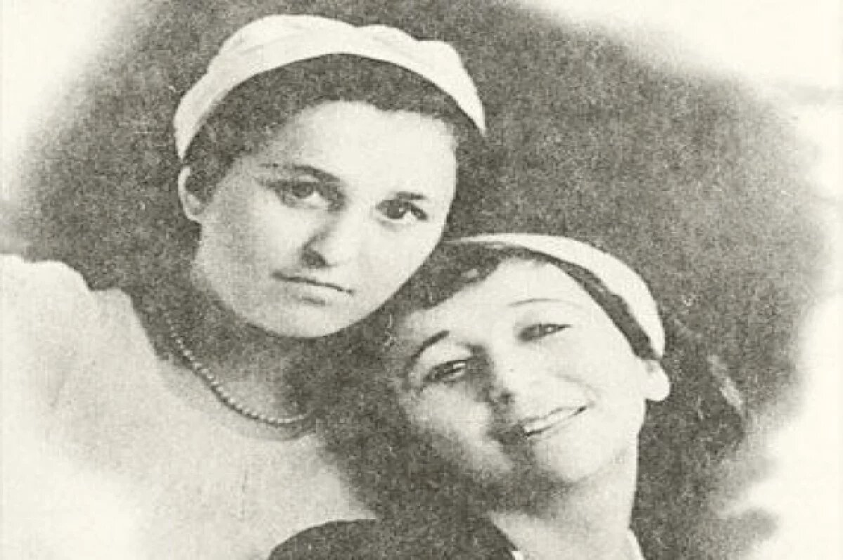    Сара Садыкова и Альфия Айдарская. 1943 год.