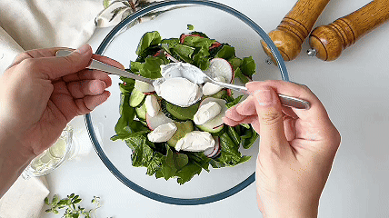 Вот таким изящным способом можно красиво выкладывать мягкий сыр на салаты