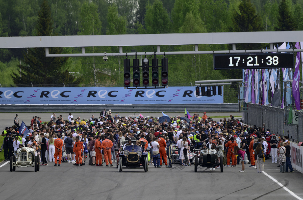    Открывающий этап сезона порадовал многочисленных зрителей увлекательной программой и премьерами новых машин, которые впервые выступили на российских трассах. Стартовая процедура Гран-при Авто Mail.ru прошла в атмосфере художественного фильма «Битва моторов»: на трек выехали копии автомобилей начала ХХ века под управлением экипажей в аутентичных костюмах той эпохи.   
Антон Медведев