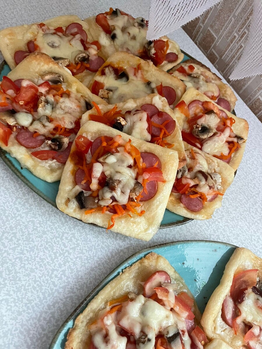 Слоеное тесто, сосиски ,сыр, помидоры, перцы, грибы шампиньоны, сыр (по желанию любой соус)