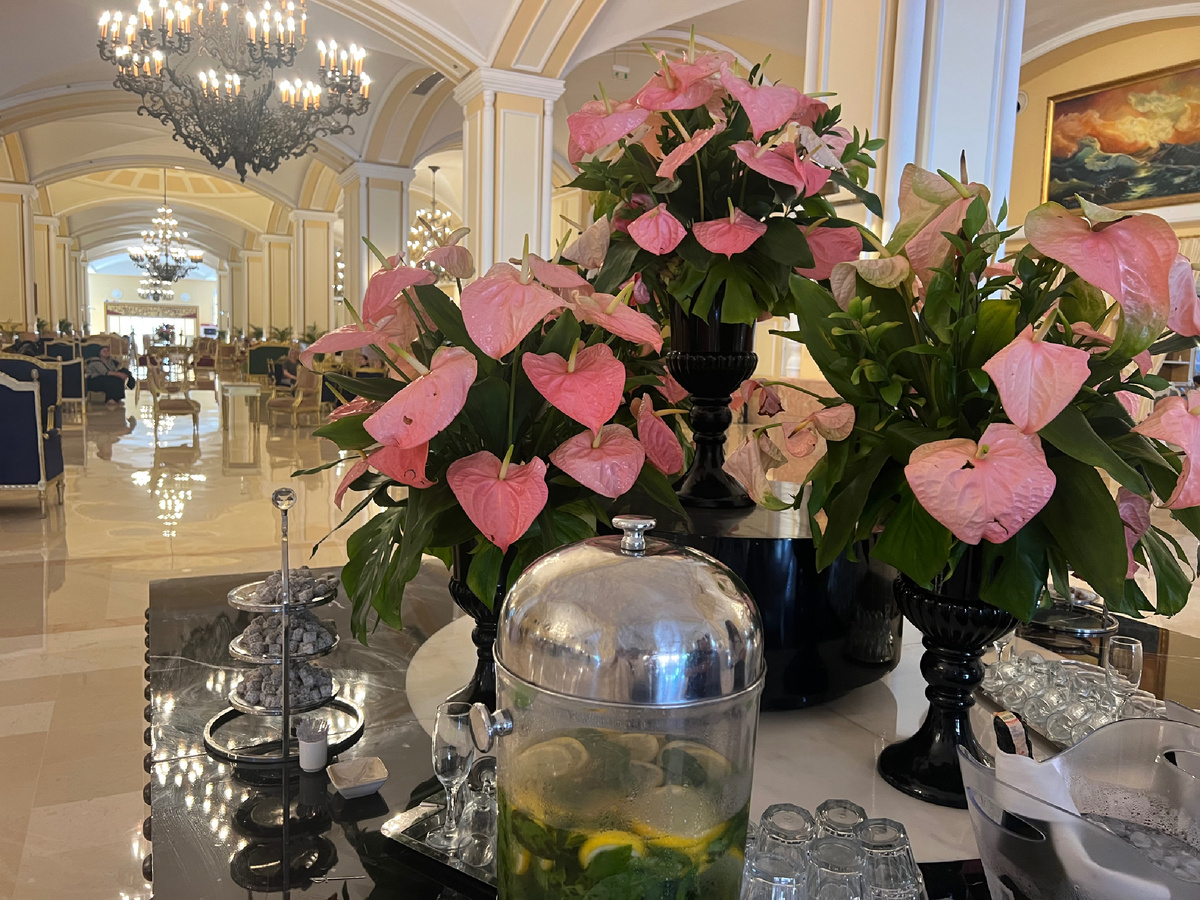 На столе стояли цветы, напиток Детокс, шампанское и разные сладости.