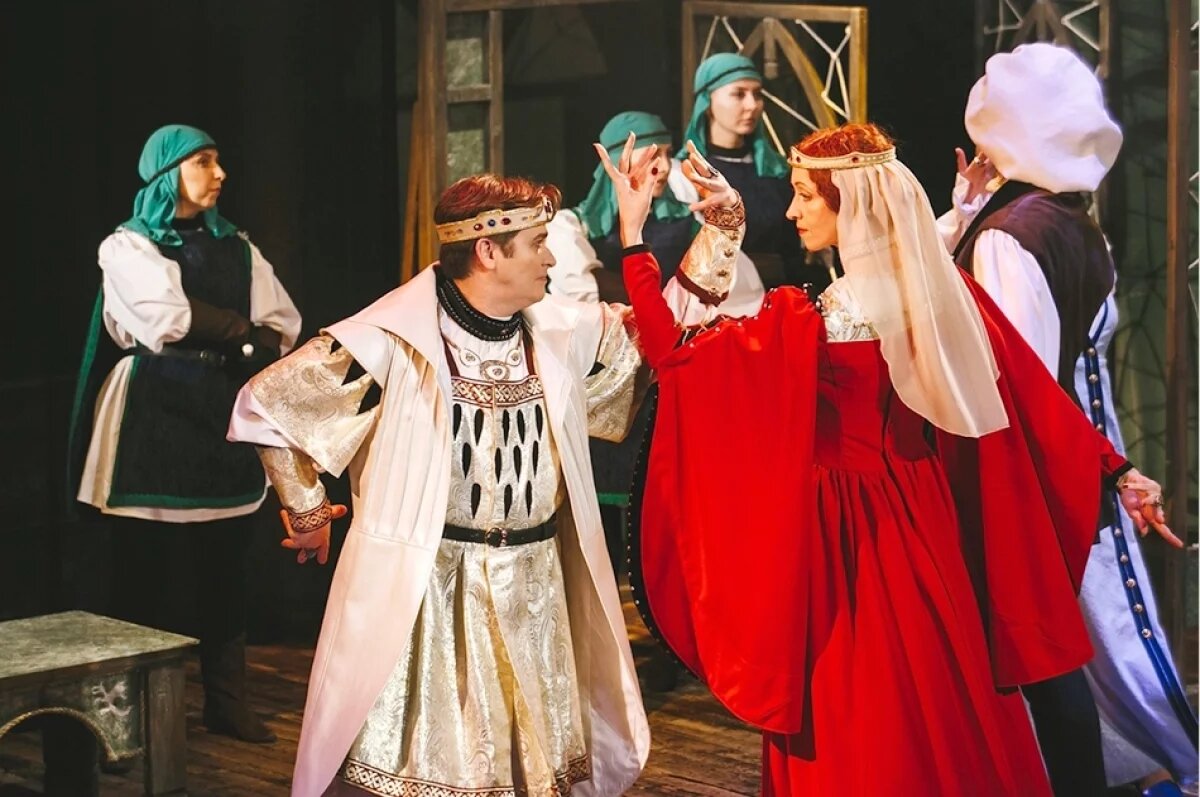    В наше время открывать детские сердца сложнее, но это не значит, что этого в принципе невозможно сделать", - считает режиссёр Владимир Червяков. На фото - сцена из его постановки "Трагическая история Гамлета, принца Датского".