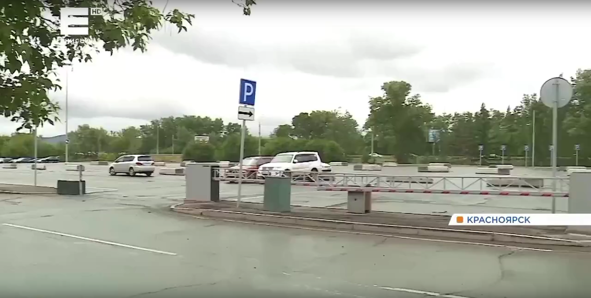     Шлагбаумы установили на парковке в красноярском Татышев-парке