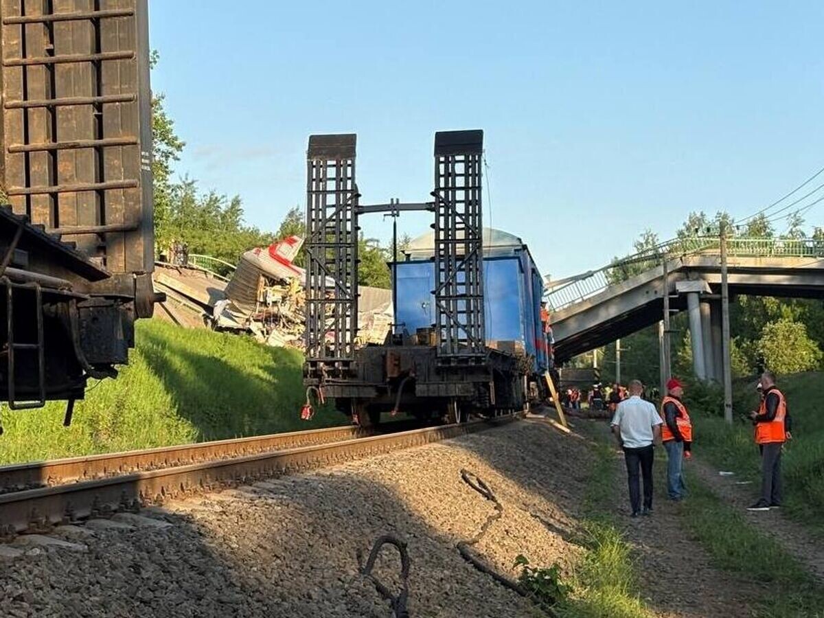    Восстановительный поезд работает на месте обрушения моста на пассажирский состав в Брянской области© РИА Новости