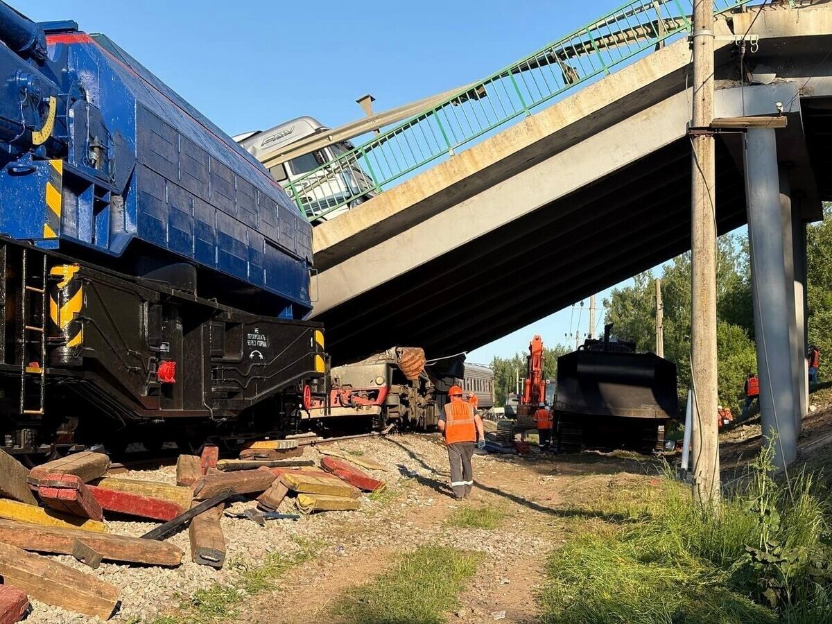 Причиной обрушения моста на поезд в Брянской области стал подрыв