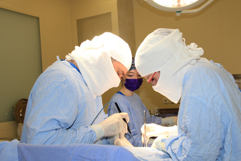    Онкологи Сургута выполнили сложную операцию пожилой пациентке с 4-й стадией рака матки