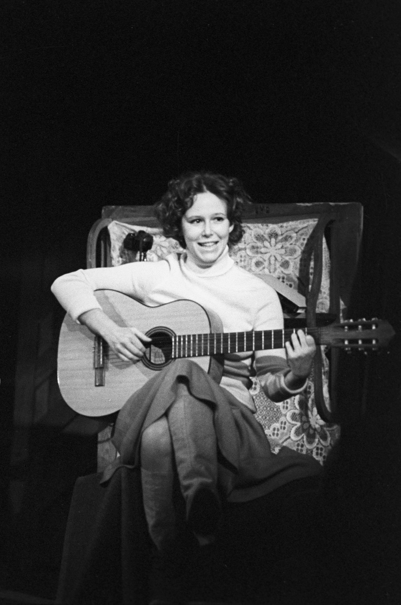    Симонова интересовалась иностранными языками и планировала поступать на филфак. Однако её отец читал лекции в Школе-студии МХАТ и благодаря его рассказам об актёрах Евгения решила поступать в театральный вуз / РИА Новости / Евгения Симонова в роли Али Банютиной в спектакле по пьесе Афанасия Салынского «Молва», Московский академический театр имени Владимира Маяковского