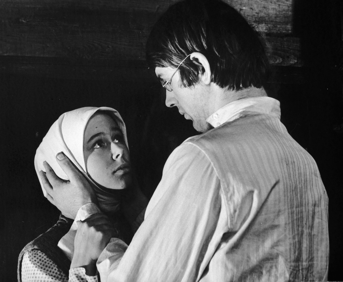    Евгения подавала документы в несколько вузов, но прошла отбор лишь в Театральное училище имени Бориса Щукина. Симонова рассказывала, что первое время она сильно стеснялась играть этюды и в принципе сомневалась в выборе профессии / РИА Новости / Евгения Симонова на съёмках фильма «Золотая речка»