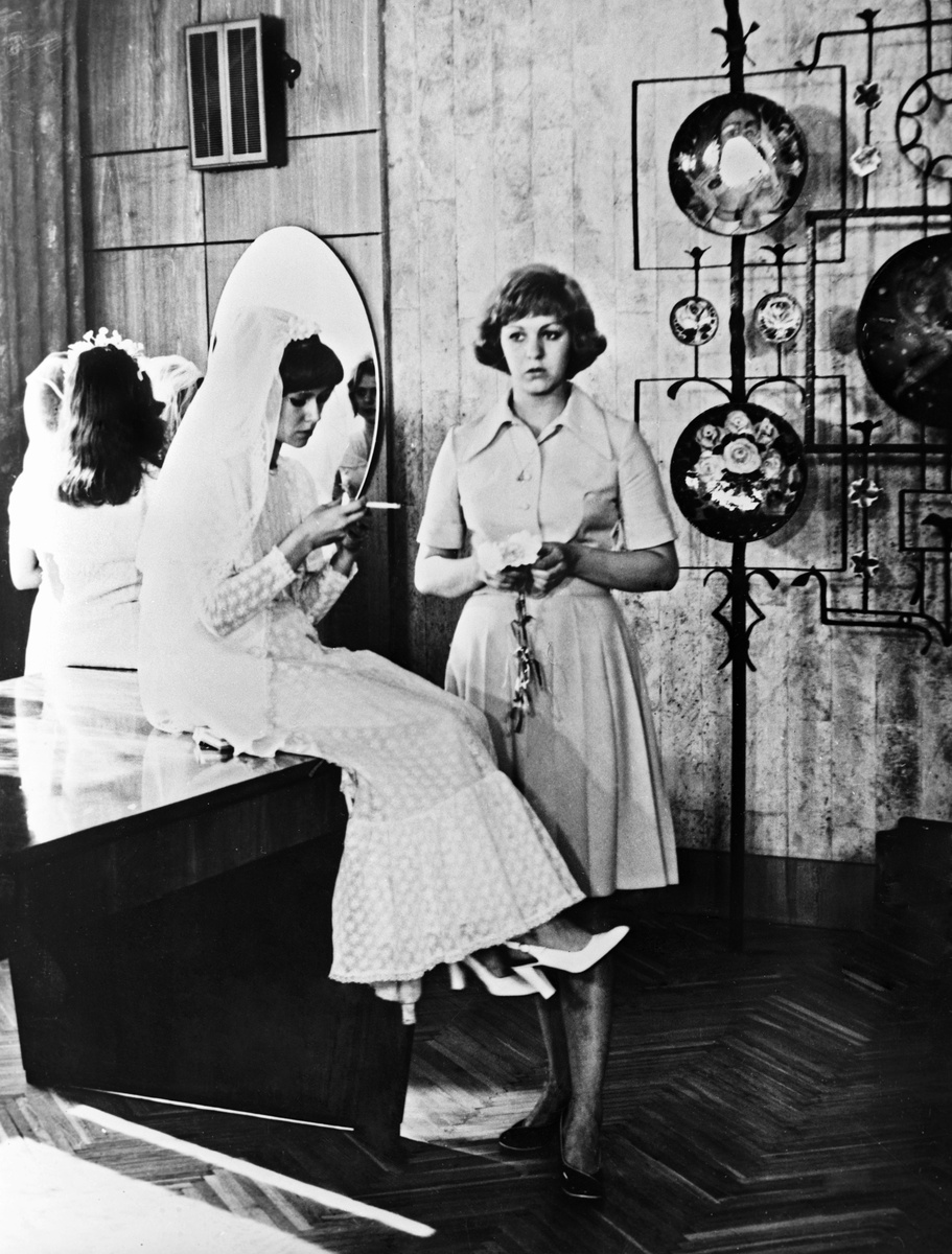    Освободиться от зажимов Евгении Симоновой помог её мастер — актёр Юрий Катин-Ярцев. «Любой другой (не такой прозорливый) педагог меня просто бы отчислил», — рассказывала актриса / РИА Новости / Кадр из фильма режиссёра Павла Любимова «Школьный вальс»