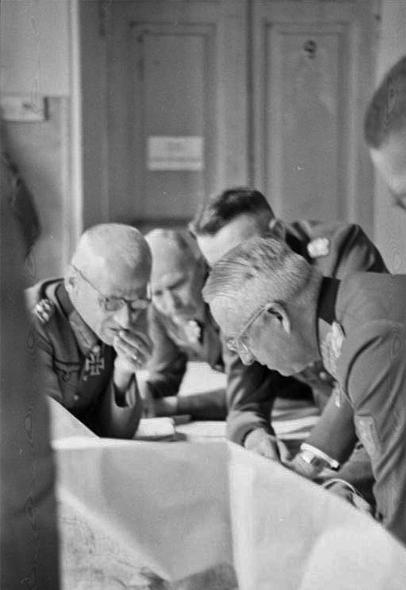 Генерал-полковник Герман Гот и генерал-фельдмаршал Эрих фон Манштейн за обсуждением, 21 июня 1943 года