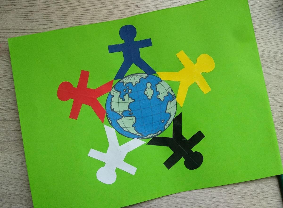 Неофициальный флаг Дня защиты детей. Изображение Дома культуры с. Сновицы Владимирской области. Источник: chekuda.ru