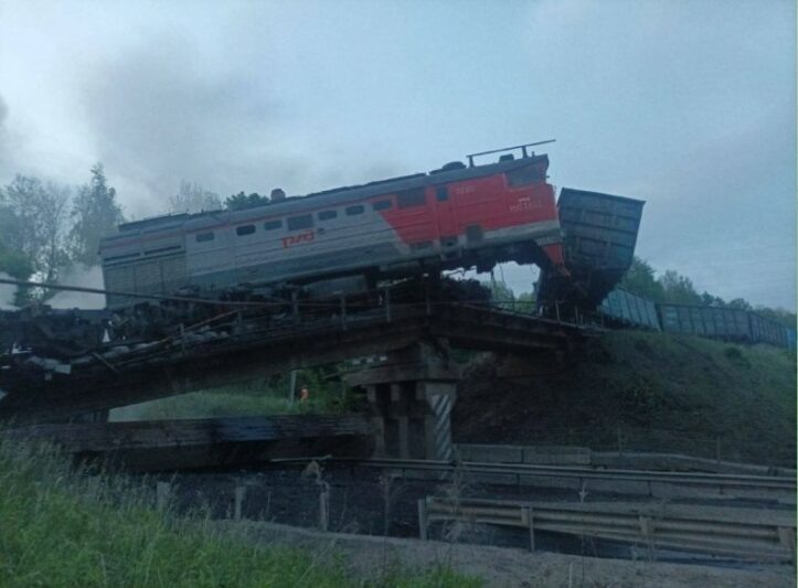    Обрушение моста в Курской области (фото Telegram-канал Александра Хинштейна)