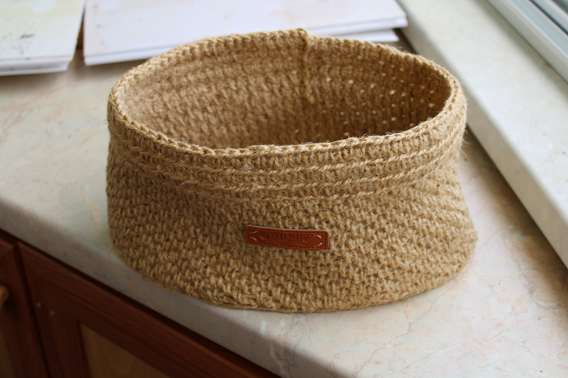 Вязаное из джута кашпо