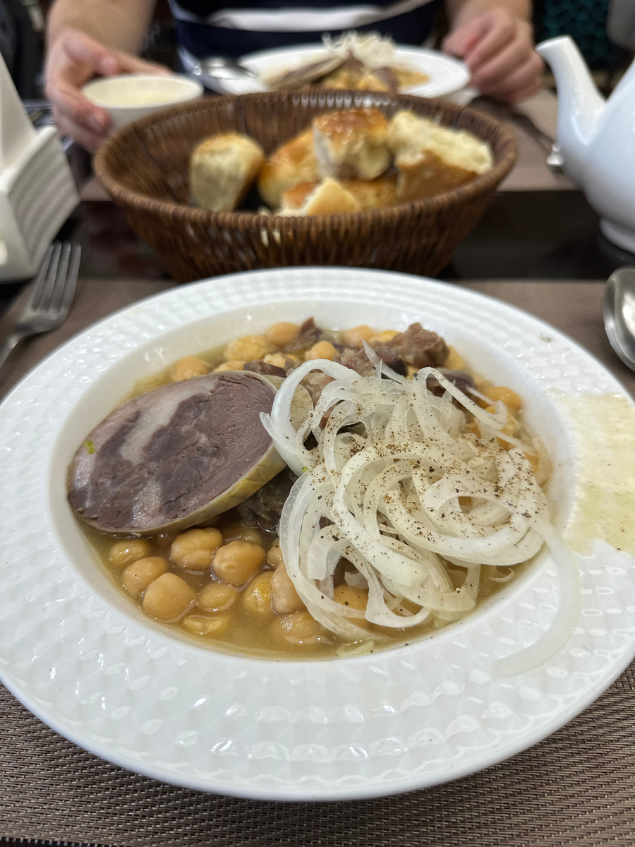 Нухат шурак» (нохат шурак) — блюдо узбекской кухни, тушёное мясо с нутом. Ресторан Soy, проспект Бунедкор (бывш. Дружбы Народов)