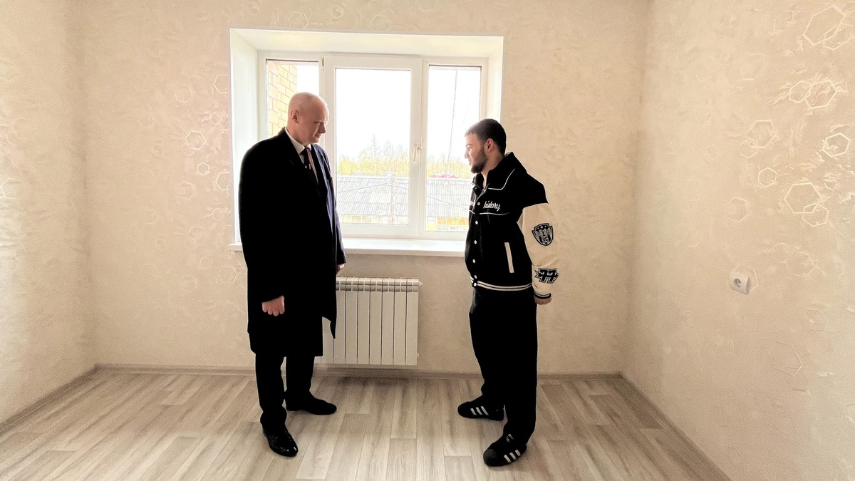    Жителю Пыть-Яха на совершеннолетие вручили ключи от квартиры