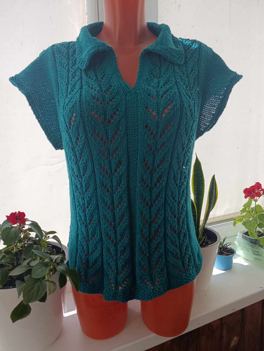 Следущая работа- это алмазная картина, которую собираю не торопясь) собрано сверху до Красной полосы