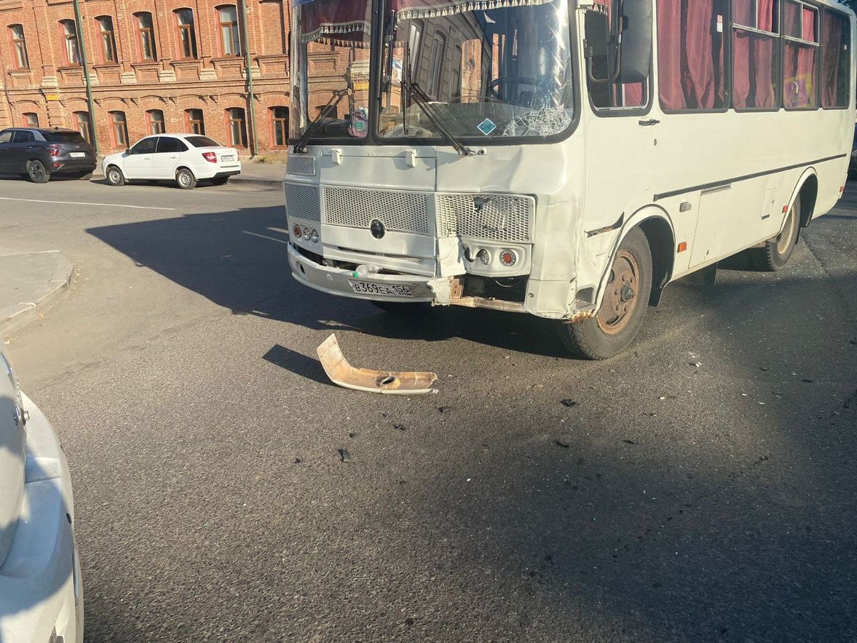    В центре Оренбурга в ДТП с пассажирским ПАЗом пострадали женщина и подросток Белов Михаил Александрович