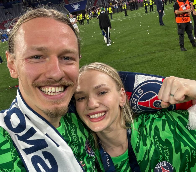 Матвей Сафонов с женой