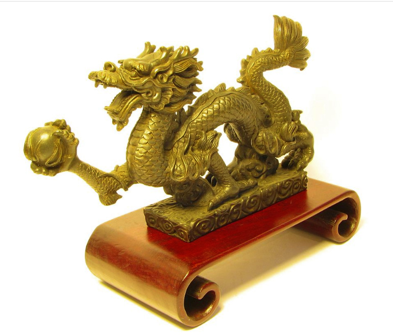 Статуэтка китайского дракона. Исходное изображение найдено на wikimedia.org. Его автор - Chris 73.