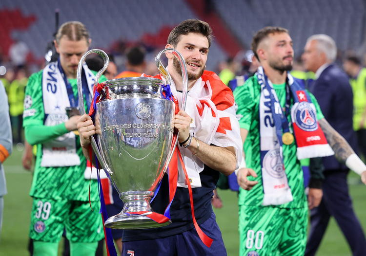    Матвей Сафонов (слева), Хвича Кварацхелия (по центру) / фото: Dennis Agyeman/Keystone Press Agency, globallookpress.com