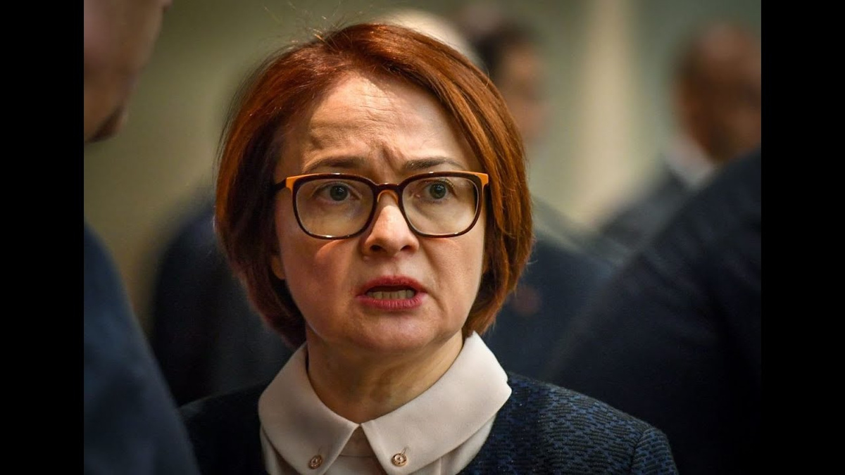 Нефть падает, рубль крепнет, ставки зашкаливают: экономика РФ играет в шахматы