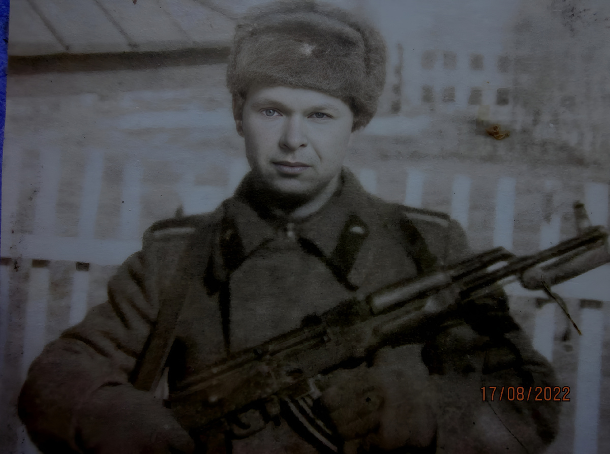 На фото: Будущий лейтенант, еще не мечтающий майора споить.