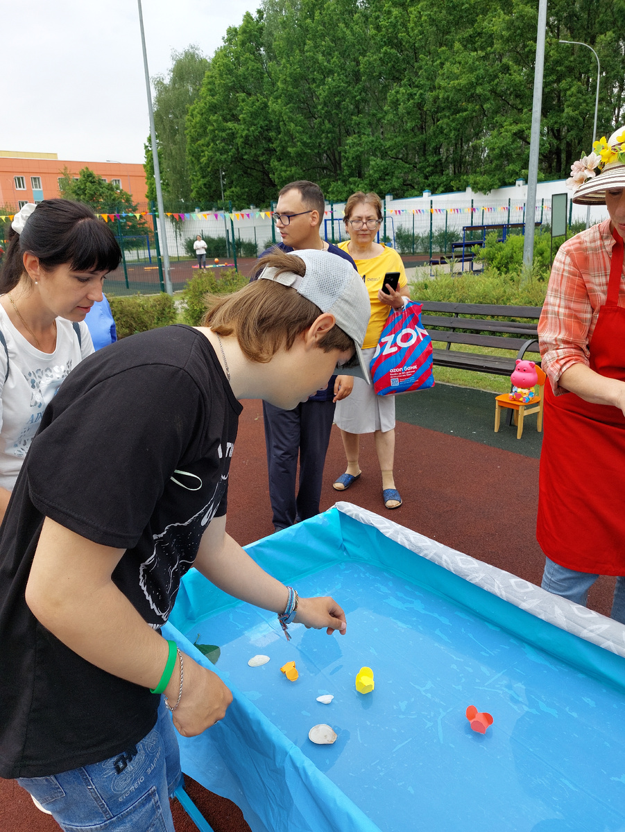 Здесь бросали сложенные бумажные цветы в воду и они раскрывались.