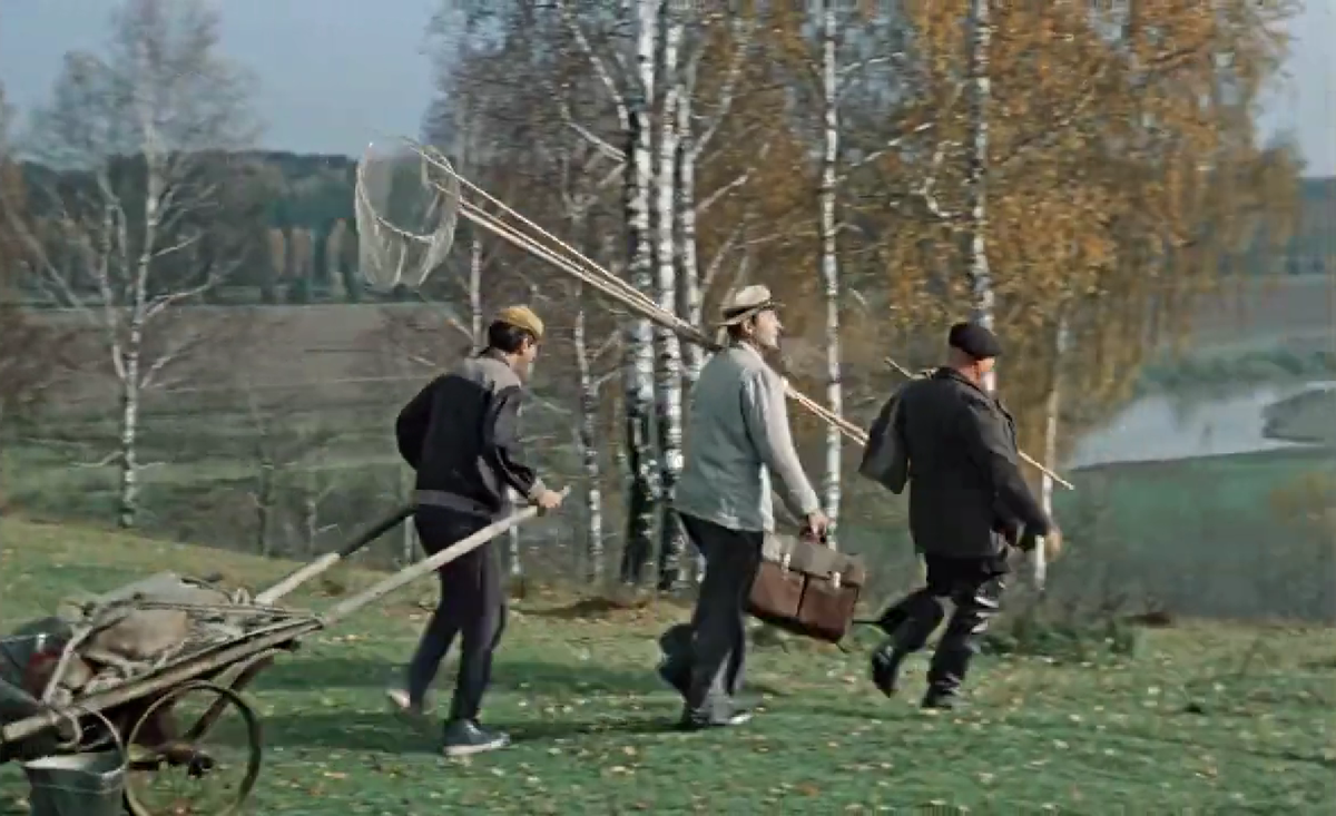 На рыбалку... Кадр из комедии Леонида Гайдая "Пес Барбос и необычный кросс"