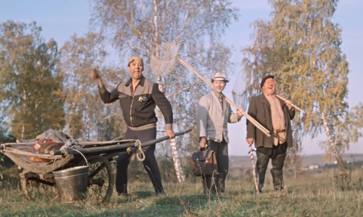 Камень в чужой огород... Кадр из комедии Леонида Гайдая "Пес Барбос и необычный кросс"