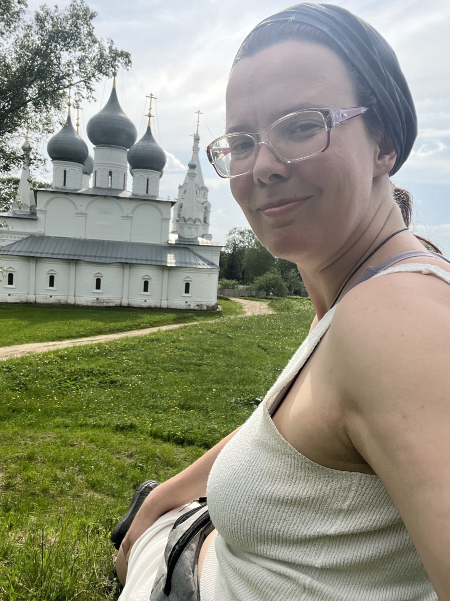 Сижу на холме перед древним собором 