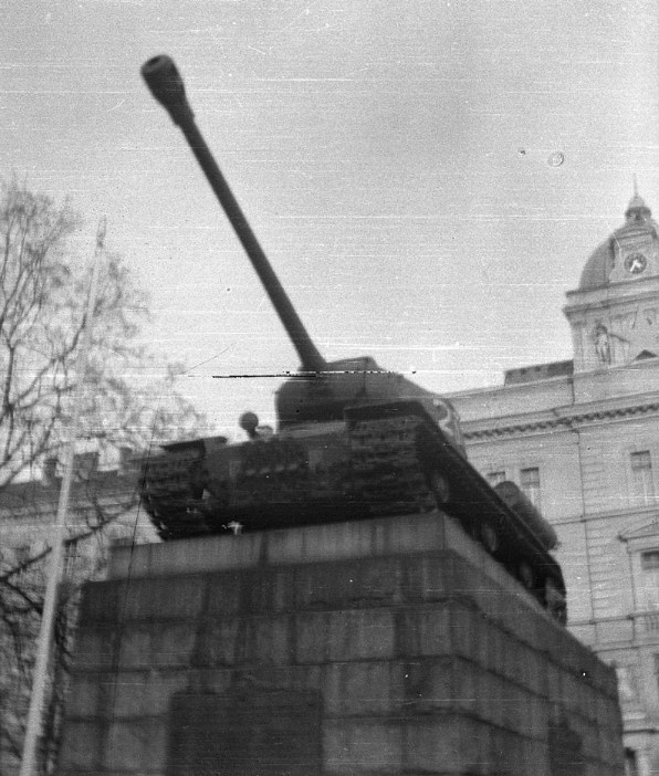Советский танк ИС-2, стоявший в 1948—1991 гг. в Праге в качестве памятника Т-34 И.Г.Гончаренко