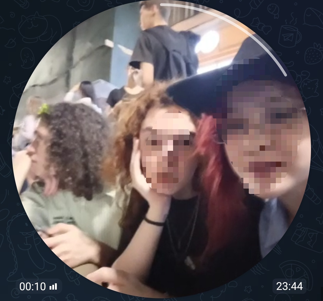 Вот тут можно оценить толпу на заднем плане, на остановке... аж в несколько ярусов, похоже...скрин из ТГ дочери