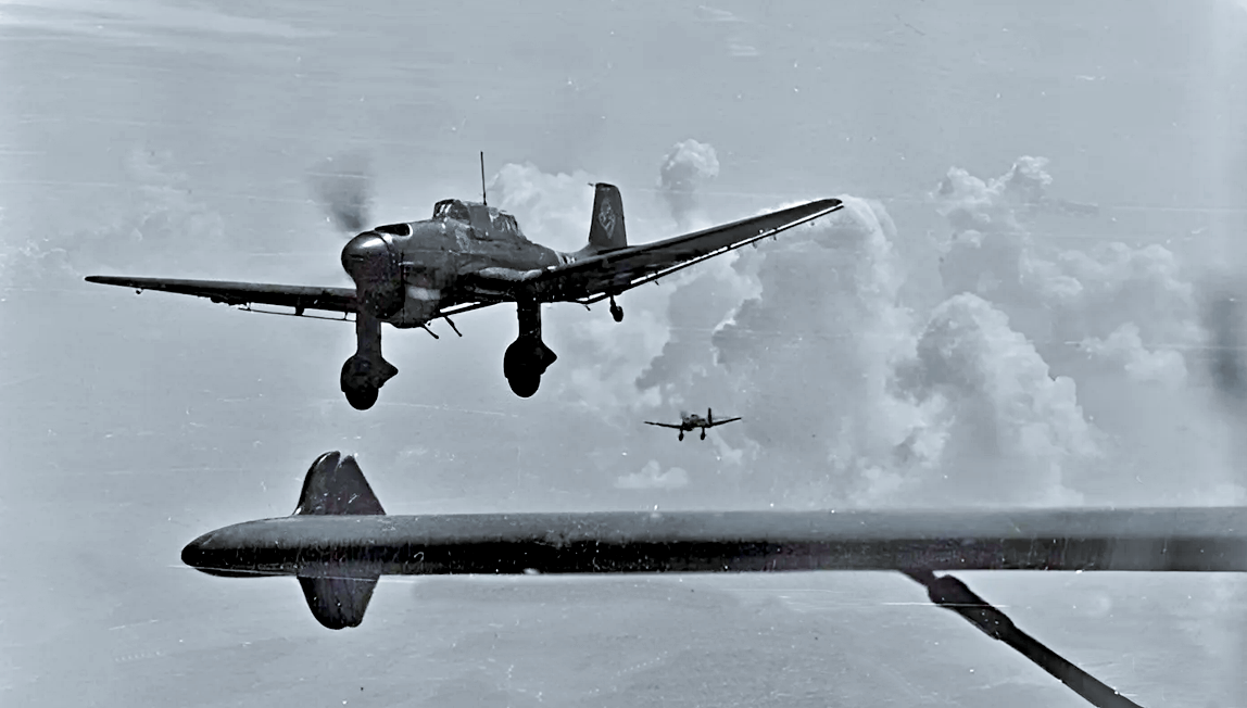 Ju 87 B-2 в небе Англии. Снимок сделан из кабины воздушного стрелка.