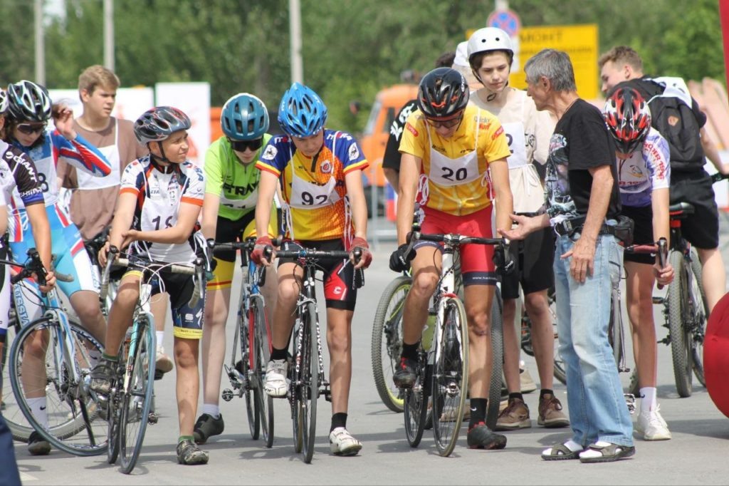 Последние напутствия перед стартом📷    День велосипедиста в Волжском объединил более двухсот спортсменов
