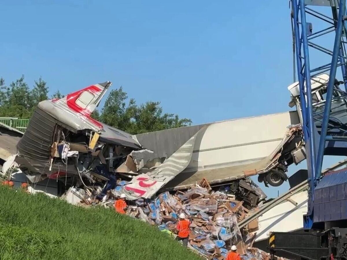    Подъем грузового автомобиля возле обрушившегося моста в Брянской области© РИА Новости