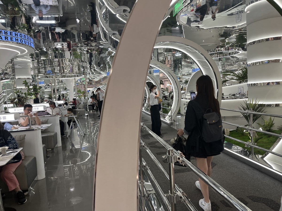 Футуристическое кафе в Шанхае