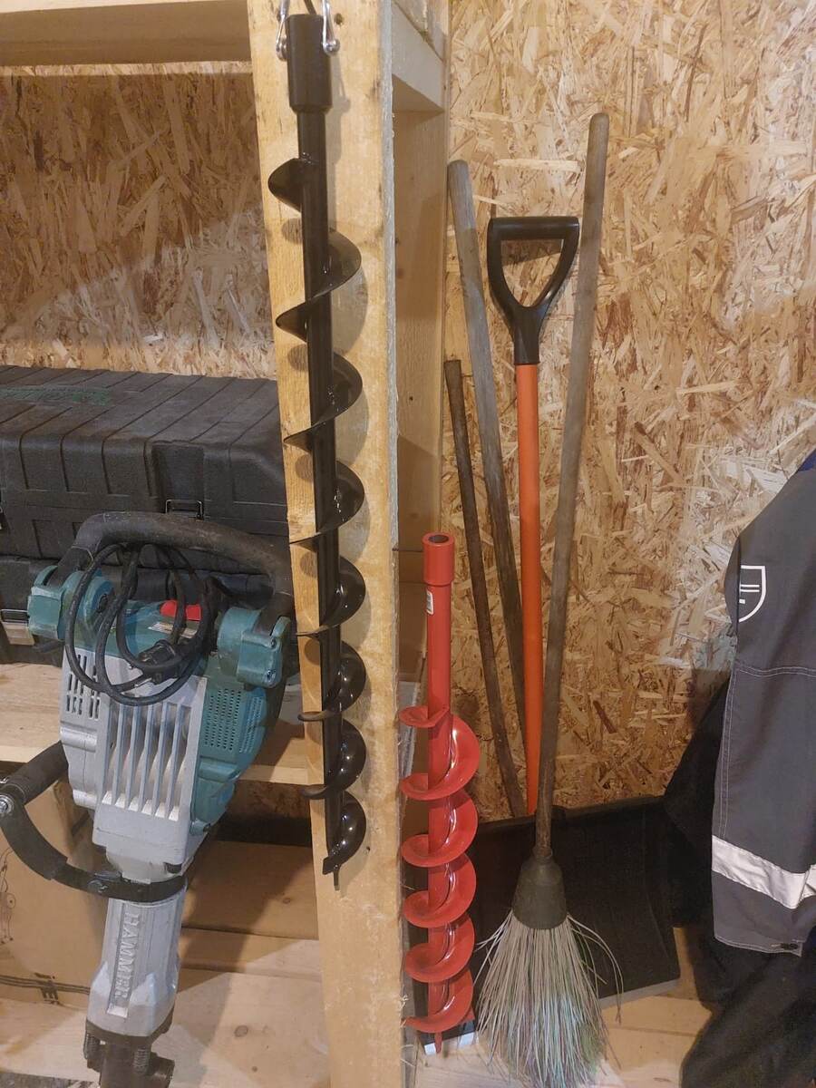 Шнеки диаметром 70 мм, 100 мм, 200 мм. Глубина лунки до 2 метров. 