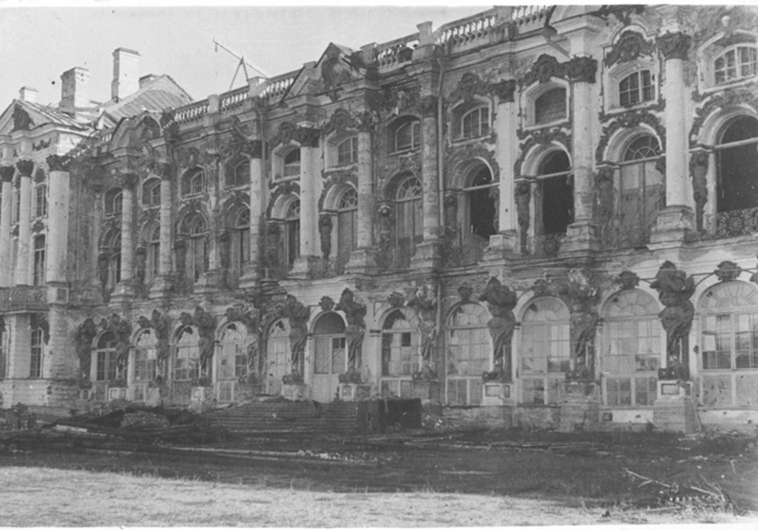 Екатерининский дворец в 1944 году. Из: Царское село. Кто хранит историю и возвращает людям красоту. Sobaka.ru