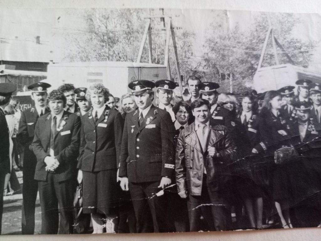    2-й ударный комсомольский отряд бойцов из Краснодара. В центре новобранец Николай Полторацкий. Вера Селуянова