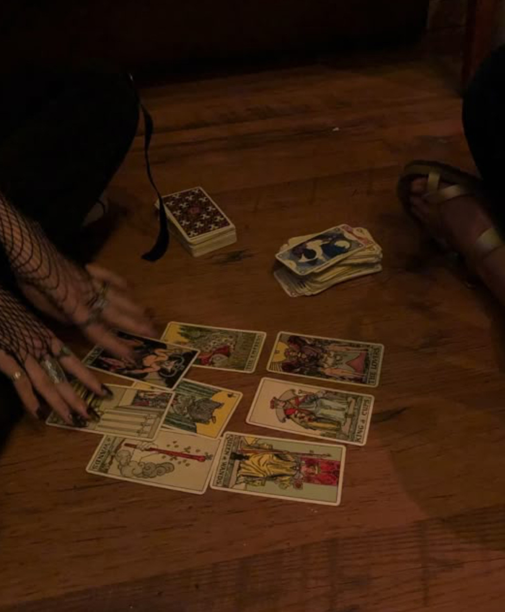 Карты Таро — как зеркало. Но покажут они не просто отражение, а именно ту часть, которую ты готова увидеть.