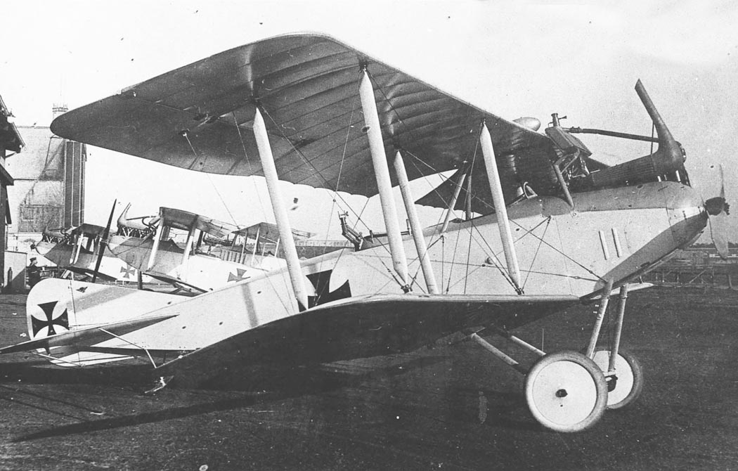 самолет-разведчик Albatros C.III из, возможно, первой производственной партии. Для этого периода характерен камуфляж, состоящий из светлых оттенков. Снимок airwar.ru