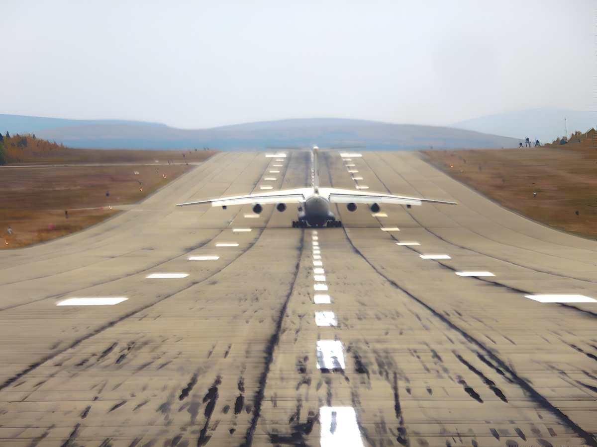   Ил-76 на ВПП аэродрома