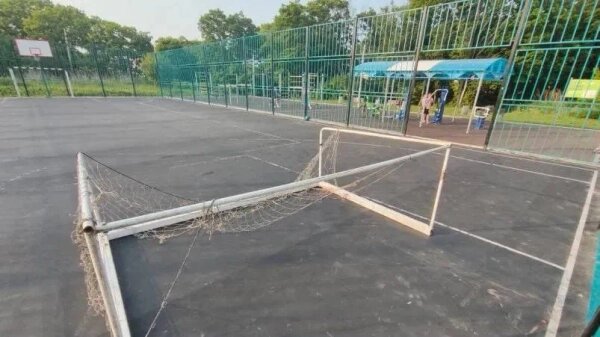 Футбольные ворота рухнули на восьмилетнего мальчика в Уссурийске. Обложка © Telegram / Прокуратура Приморского края