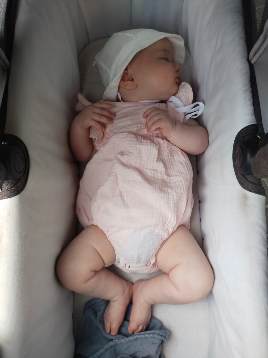 Граждане отдыхающие отдыхают