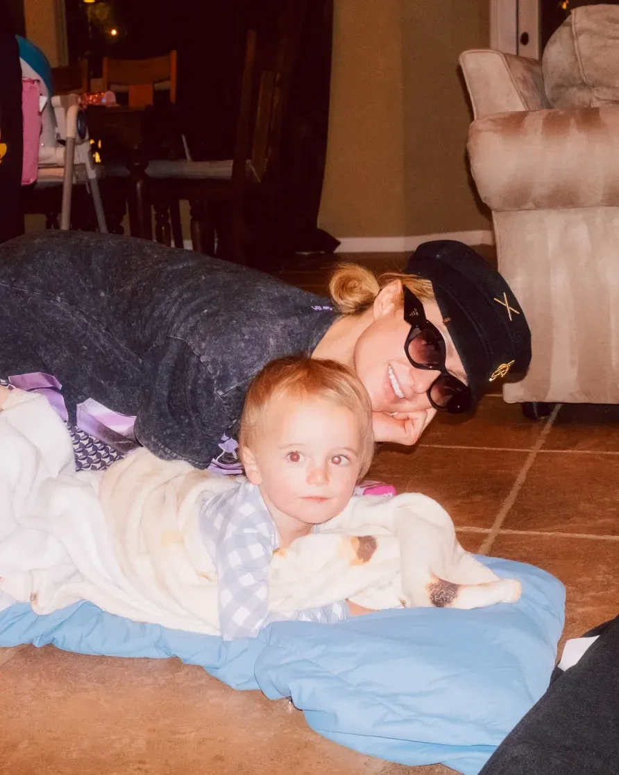    Пэрис Хилтон с сыном