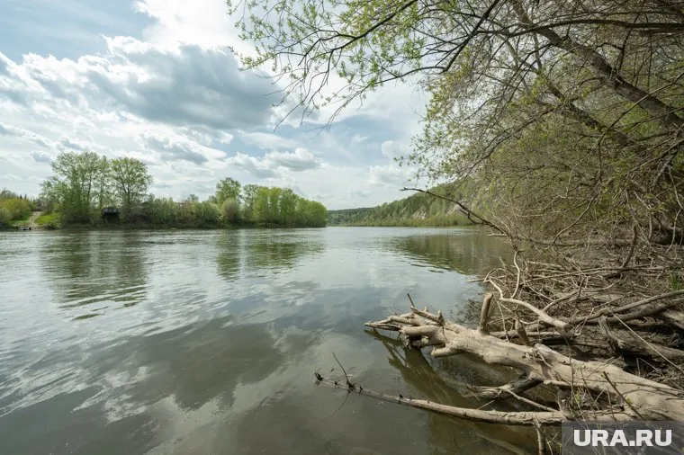 Тело женщины извлекли из акватории реки Кемаль
Фото: Руслан Яроцкий © URA.RU